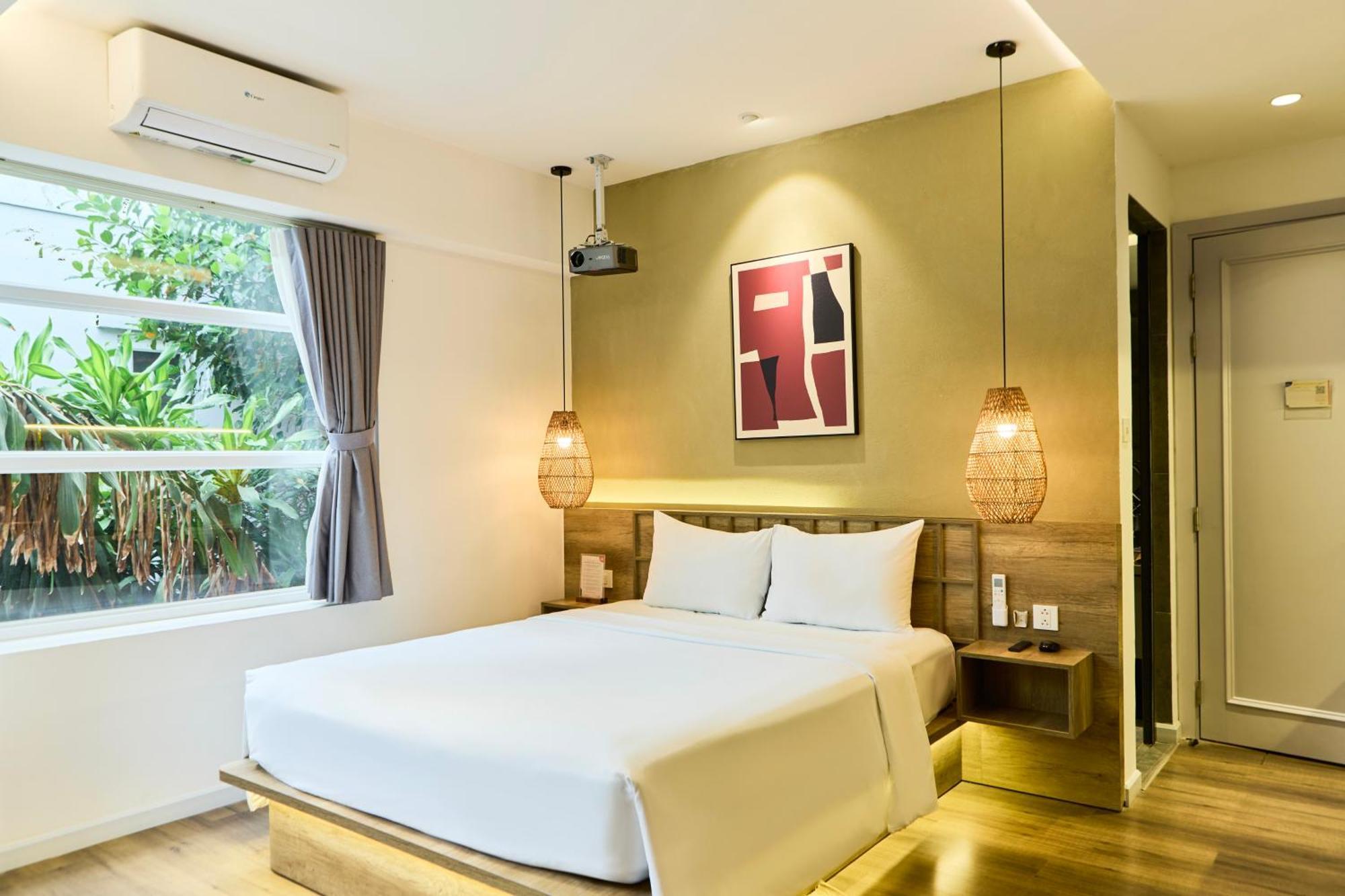 Kin Wander Tan Phong, The Moonage Khách sạn hẻo lánh *